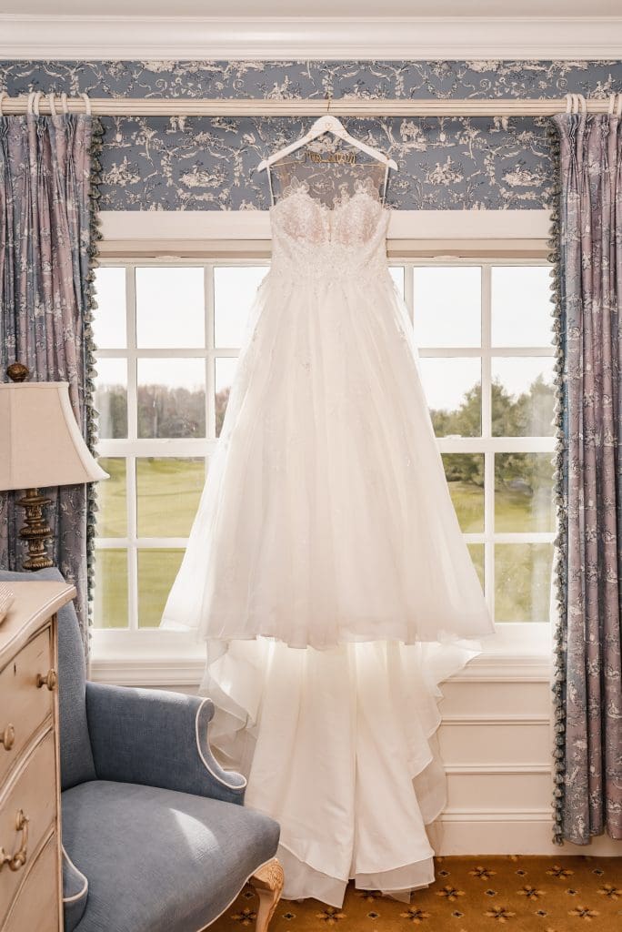 eagle-oaks-country-club-wedding-bride-dress-in-window-suessmoments