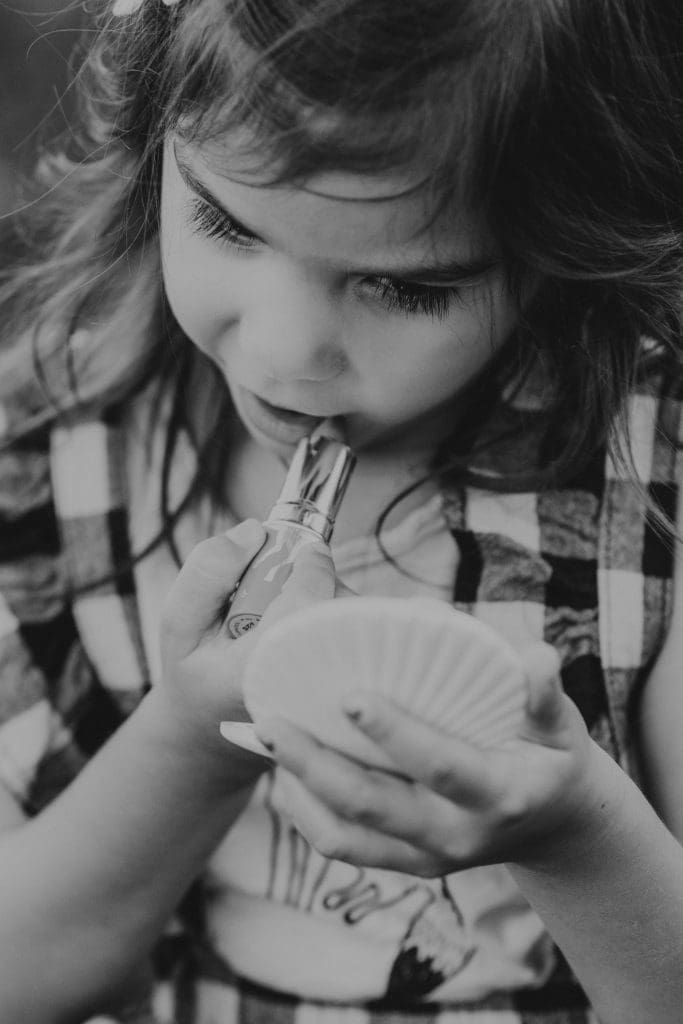 little-girls-with-makeup-family-photos-nyc-photographer-suess-moments