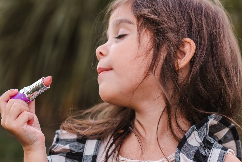 little-girls-with-makeup-family-photos-nyc-photographer-suess-moments
