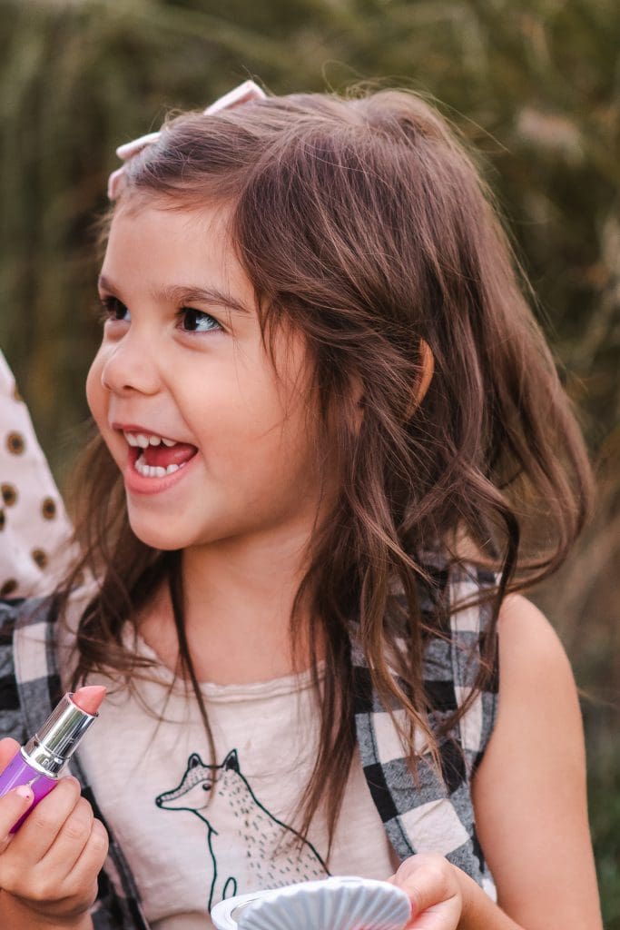 little-girls-with-makeup-family-photos-nyc-photographer-suess-moments