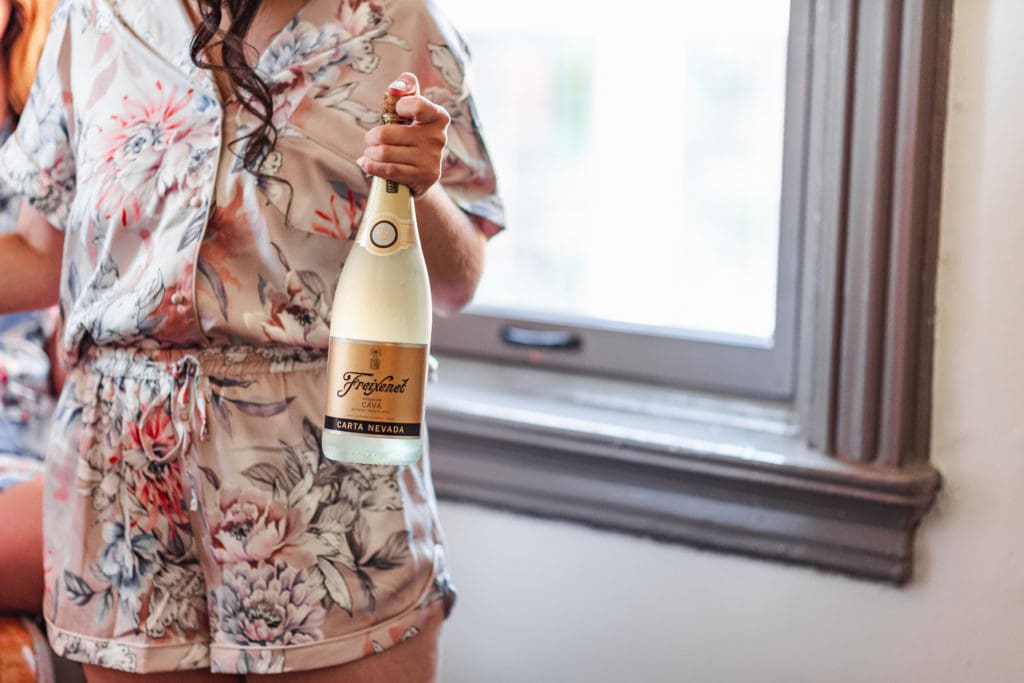champagne-pop-with-bridal-party-suessmoments