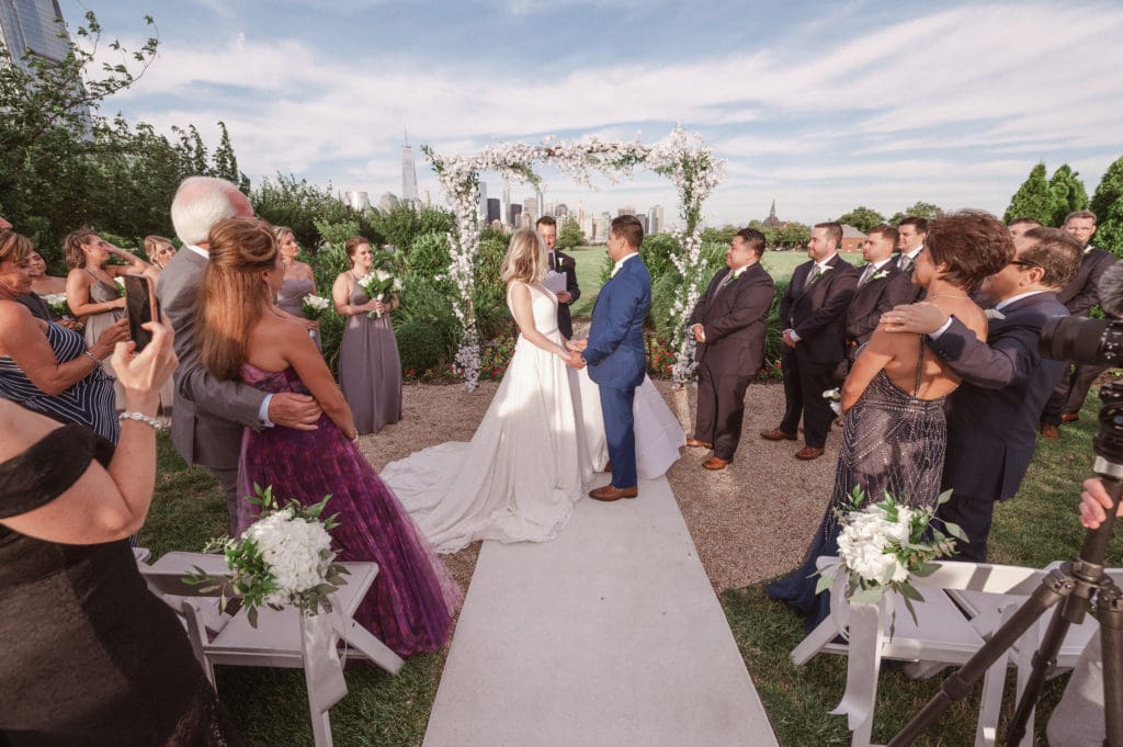 outdoor-ceremony-with-nyc-skyline-views-at-liberty-house-restaurant-new-jersey-by-suessmoments
