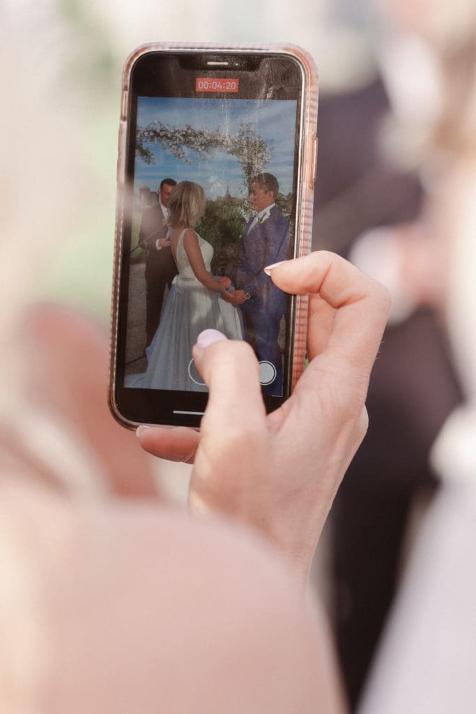 outdoor-ceremony-with-nyc-skyline-views-at-liberty-house-restaurant-new-jersey-by-suessmoments