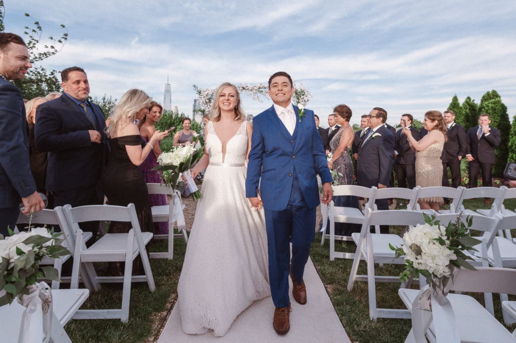 outdoor-ceremony-with-nyc-skyline-views-at-liberty-house-restaurant-new-jersey-by-suessmoments