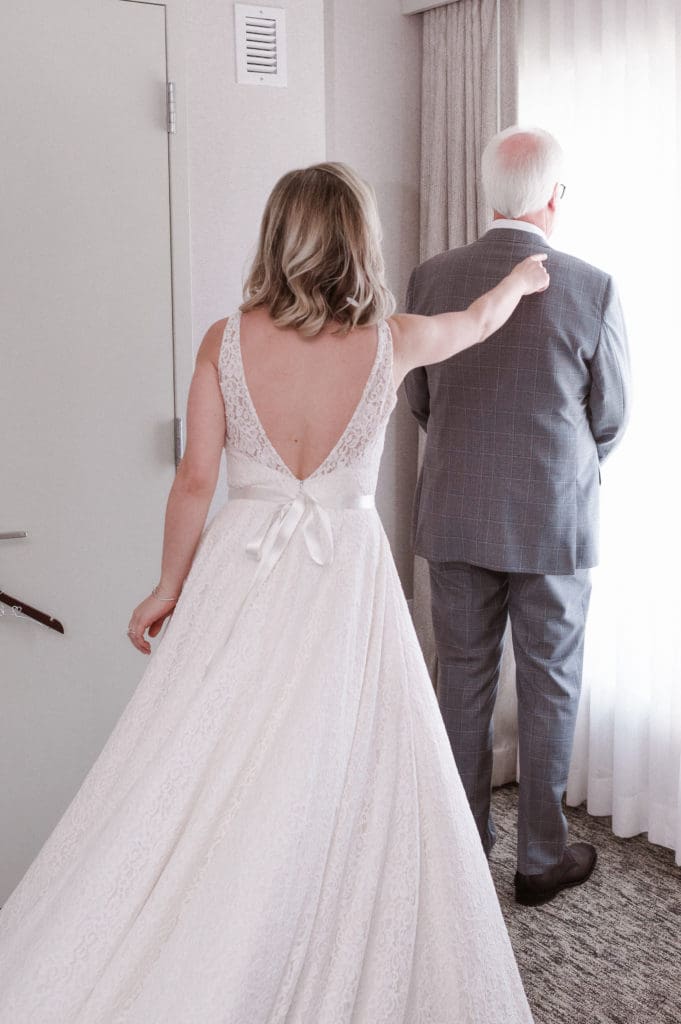 first-look-bride-and-her-father-by-suessmoments-photography