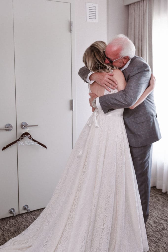 first-look-bride-and-her-father-by-suessmoments-photography