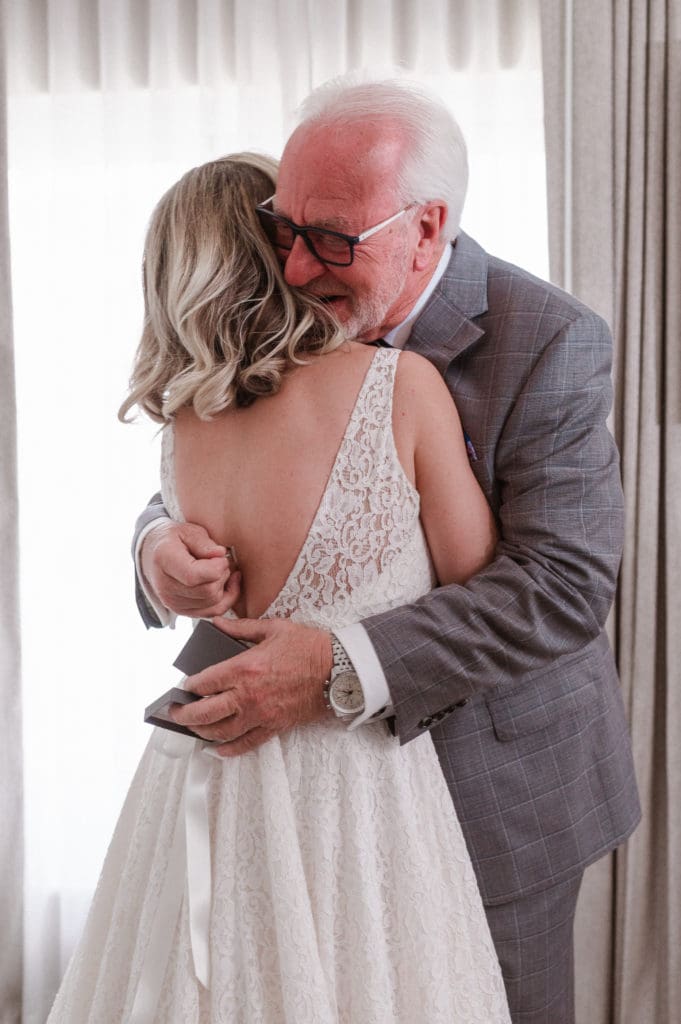 first-look-bride-and-her-father-by-suessmoments-photography