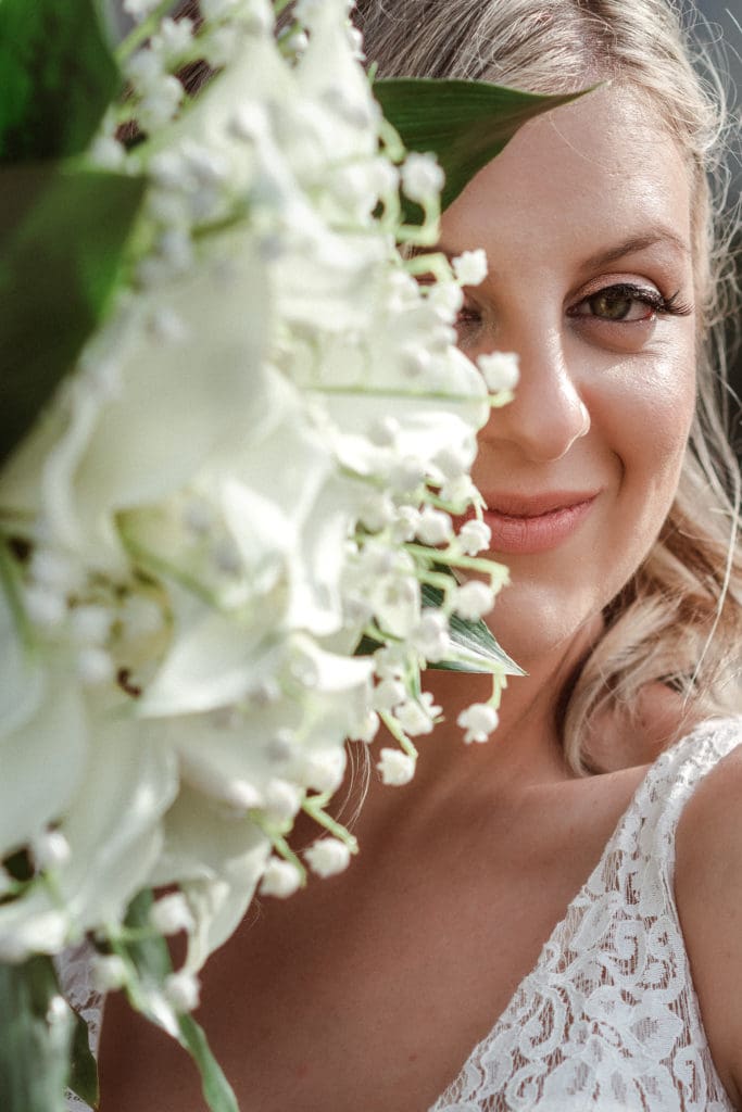 bridal-portrait-with-bouquet