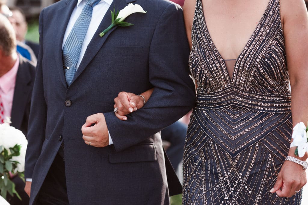 outdoor-ceremony-with-nyc-skyline-views-at-liberty-house-restaurant-new-jersey-by-suessmoments