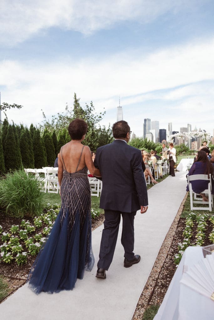 outdoor-ceremony-with-nyc-skyline-views-at-liberty-house-restaurant-new-jersey-by-suessmoments