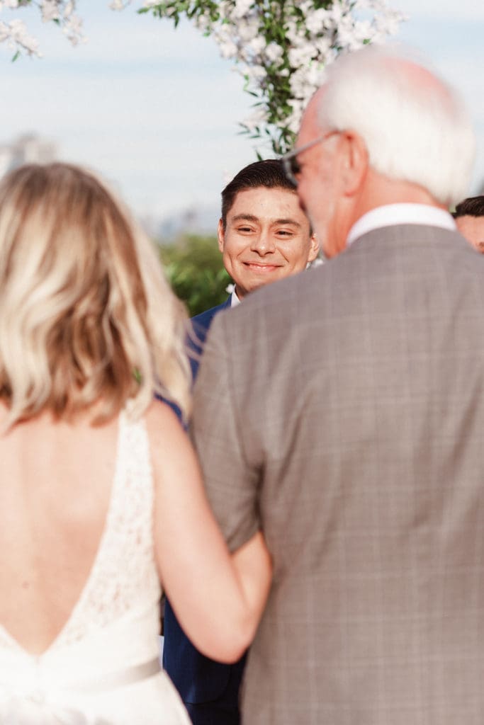 outdoor-ceremony-with-nyc-skyline-views-at-liberty-house-restaurant-new-jersey-by-suessmoments