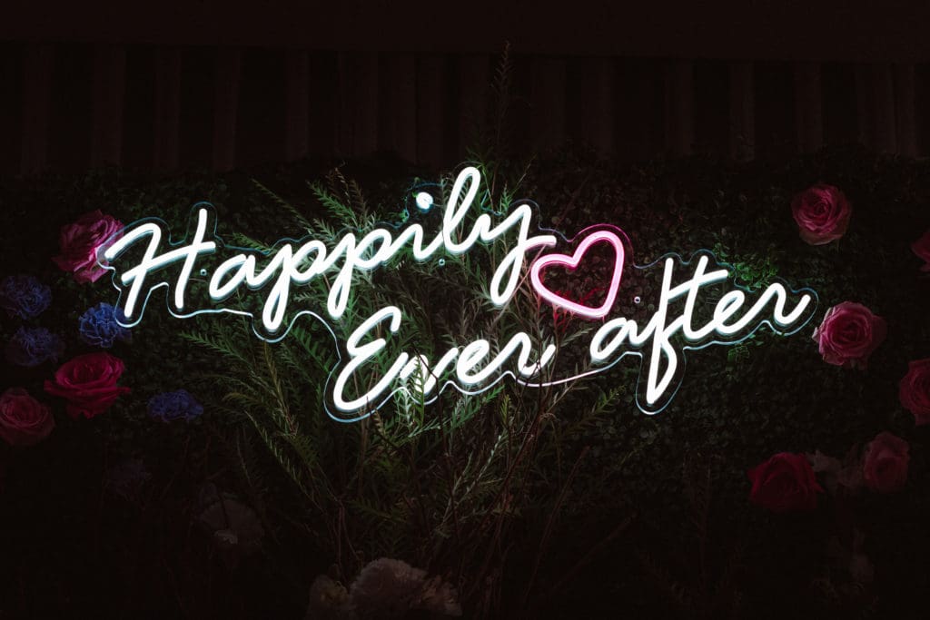 mansion-at-glen-cove-wedding-photos-by-suessmoments-happily-ever-after-neon-sign