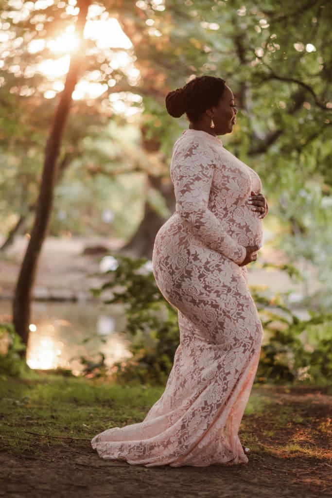 prospect-park-maternity-photos-by-suessmoments-walking-chic-bump-club-portrait