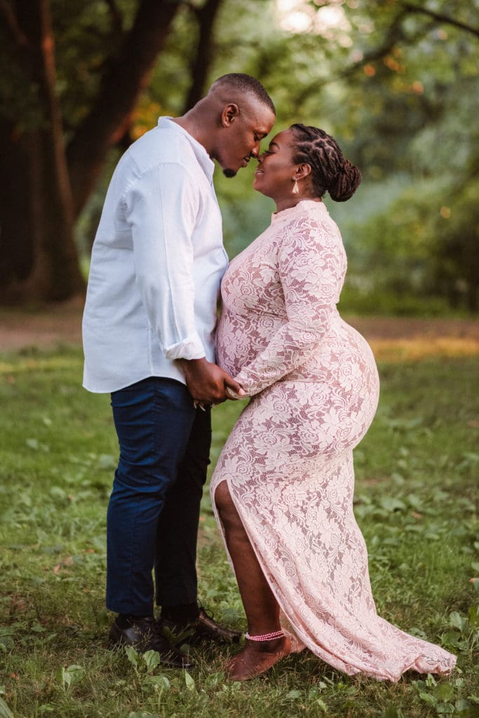 prospect-park-maternity-photos-by-suessmoments-nose-to-nose-pose