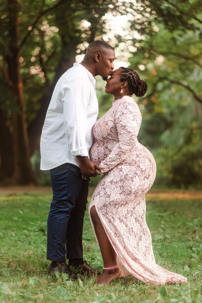 prospect-park-maternity-photos-by-suessmoments-kiss-on-forehead-pose