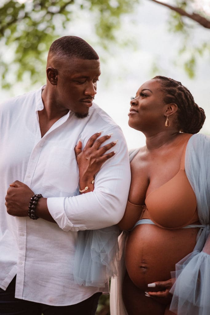 prospect-park-maternity-photos-by-suessmoments-walking-pose
