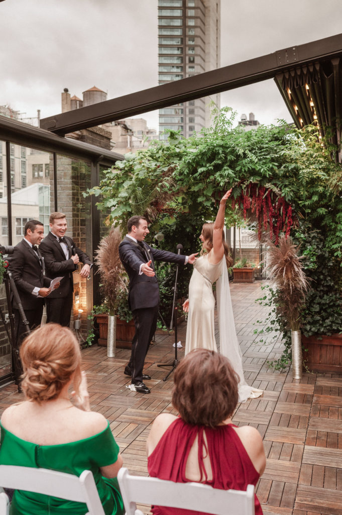 midtown-loft-and-terrace-rooftop-wedding-ceremony-photos-by-suessmoments