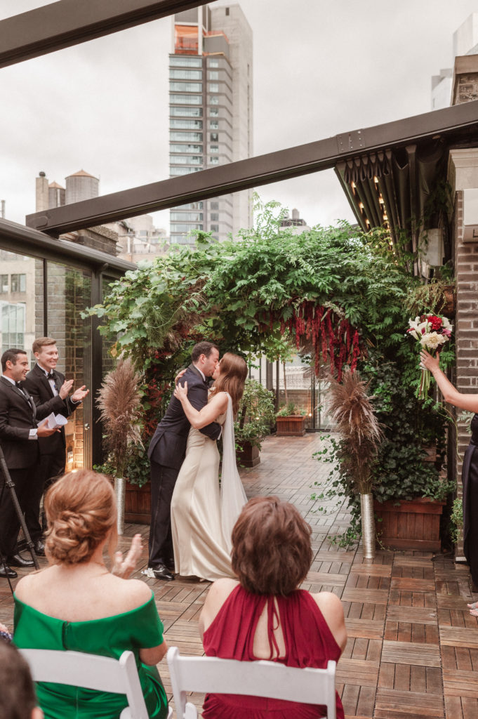 midtown-loft-and-terrace-rooftop-wedding-ceremony-photos-by-suessmoments