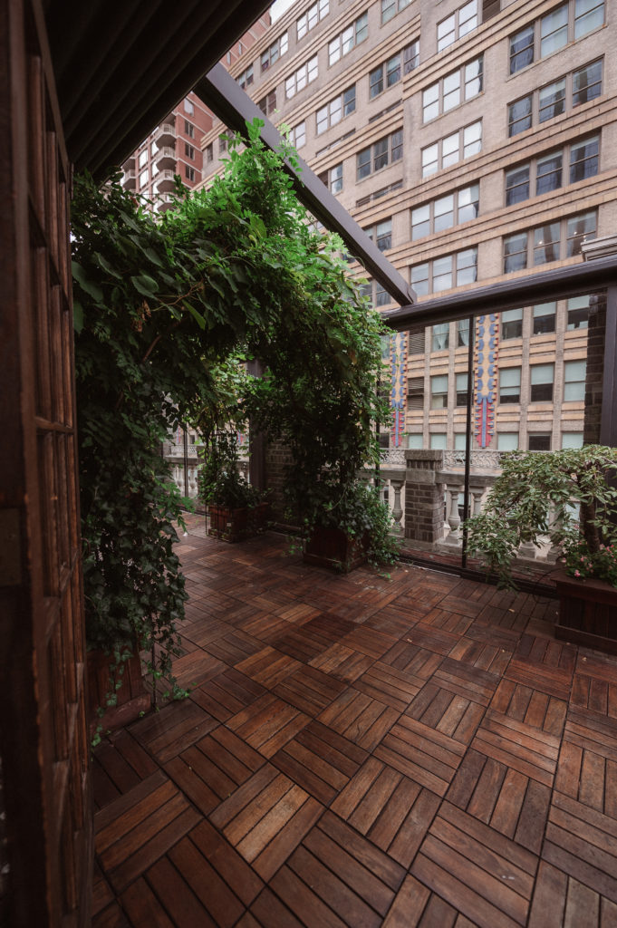 wedding-photos-at-midtown-loft-and-terrace-nyc-by-suess-moments