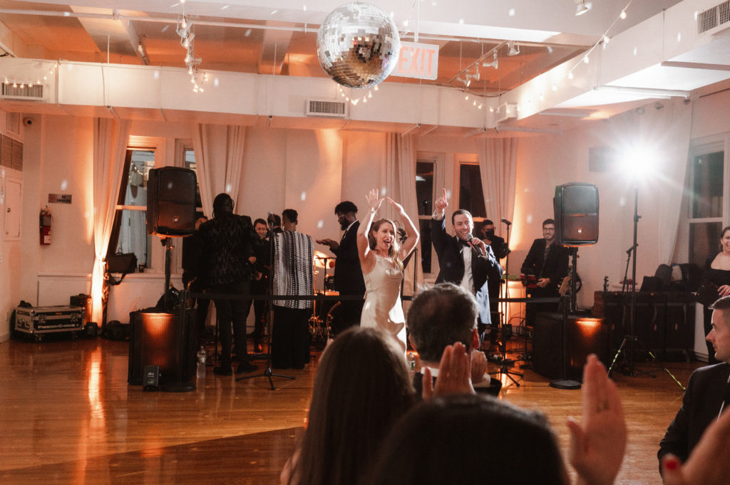 wedding-reception-at-midtown-loft-and-terrace-nyc-by-suess-moments