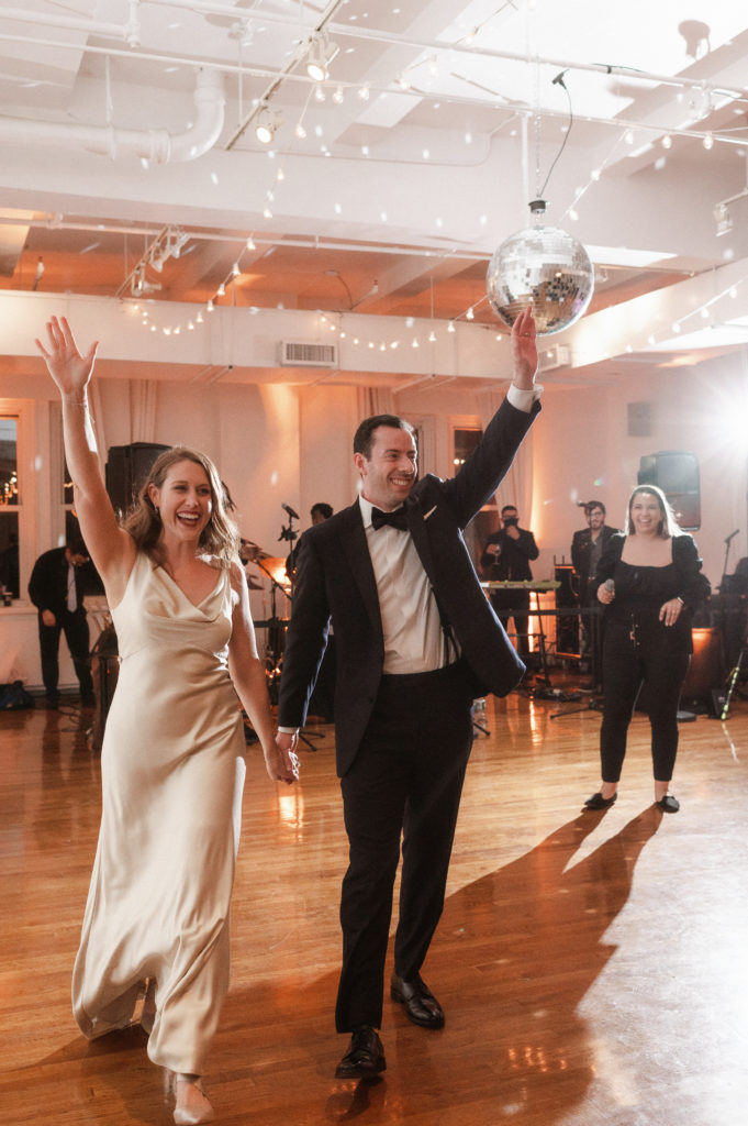 wedding-reception-at-midtown-loft-and-terrace-nyc-by-suess-moments