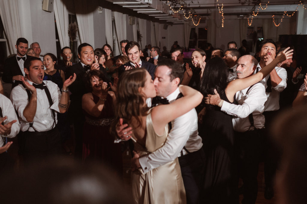 wedding-reception-at-midtown-loft-and-terrace-nyc-by-suess-moments