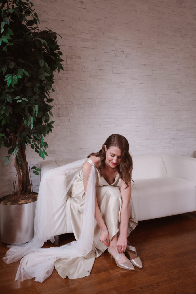 wedding-photos-at-bridal-suite-midtown-loft-and-terrace-by-suessmoments