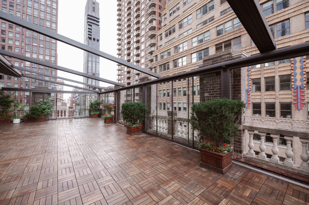 wedding-photos-at-midtown-loft-and-terrace-nyc-by-suess-moments