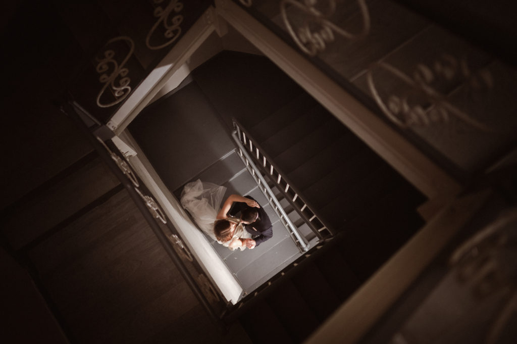 staircase-and-off-camera-flash-wedding-photo-by-suessmoments