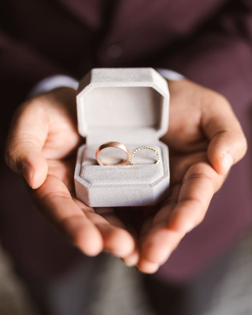 groom-holding-rings