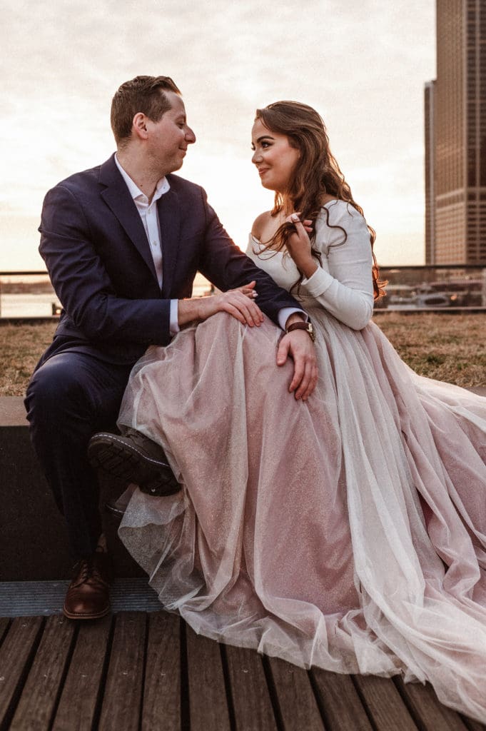 sunset-goldedn-hour-engagement-photo-by-suess-moments-pier-15-seaport