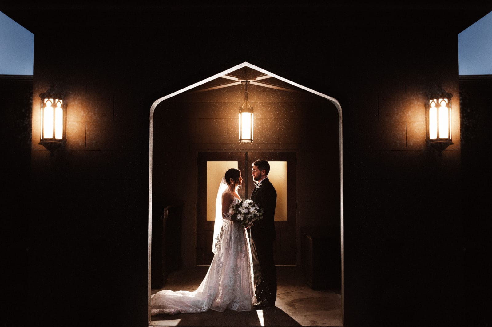 off-camera-flash-wedding-creative-photo-by-suess-moments