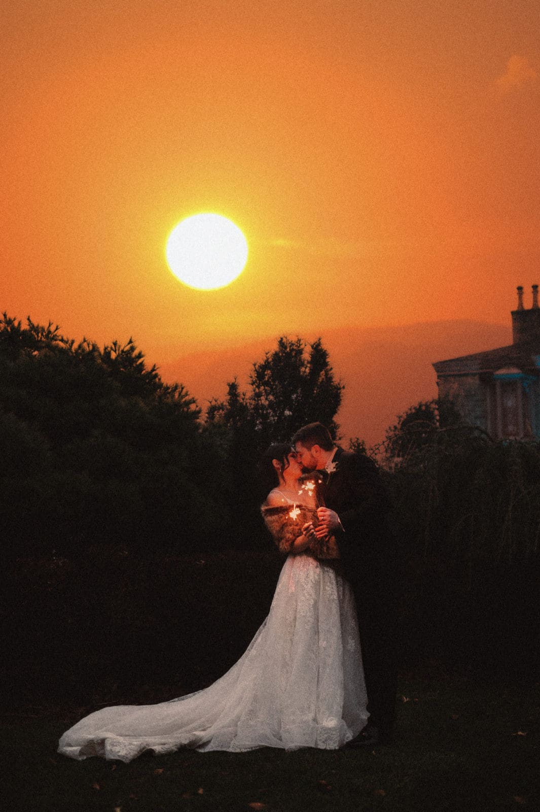 magical-sparkler-photo-wedding-portrait-by-suess-moments