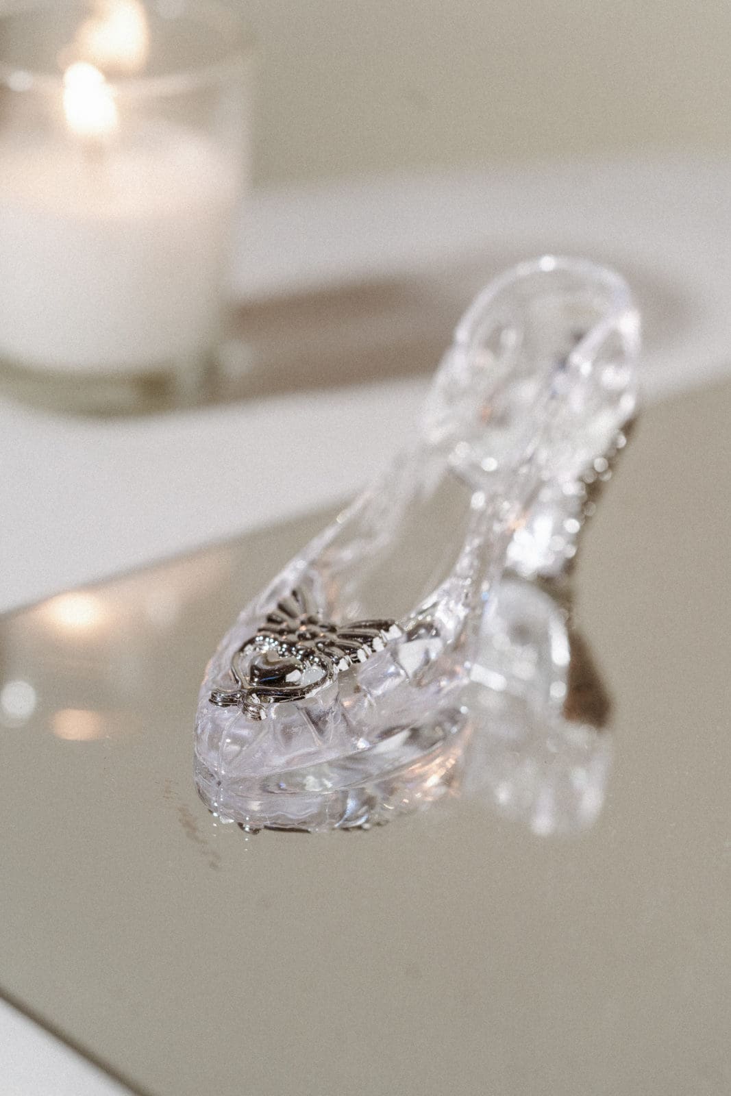 cinderella-slipper=glass-figurine-for-wedding-design