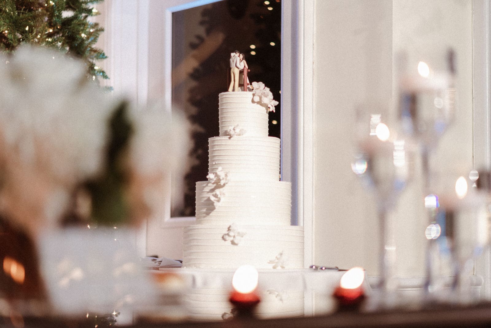 winter--wedding-theme-wedding-cake