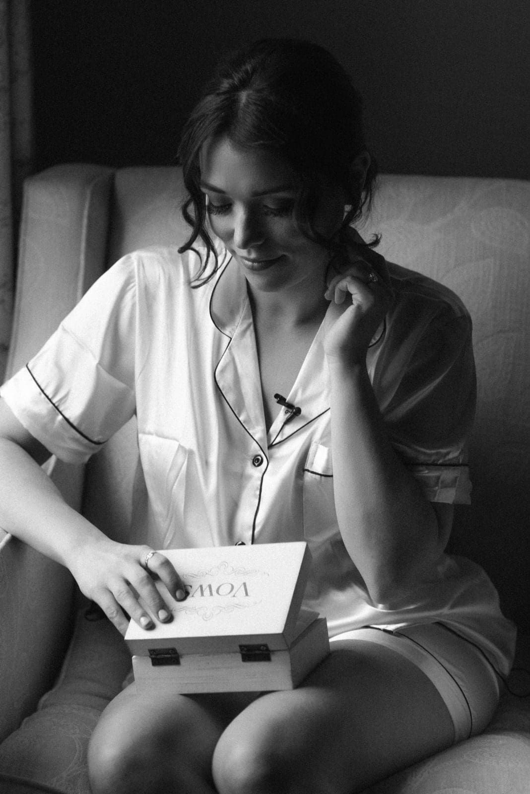 reading-letter-from-groom-on-wedding-day