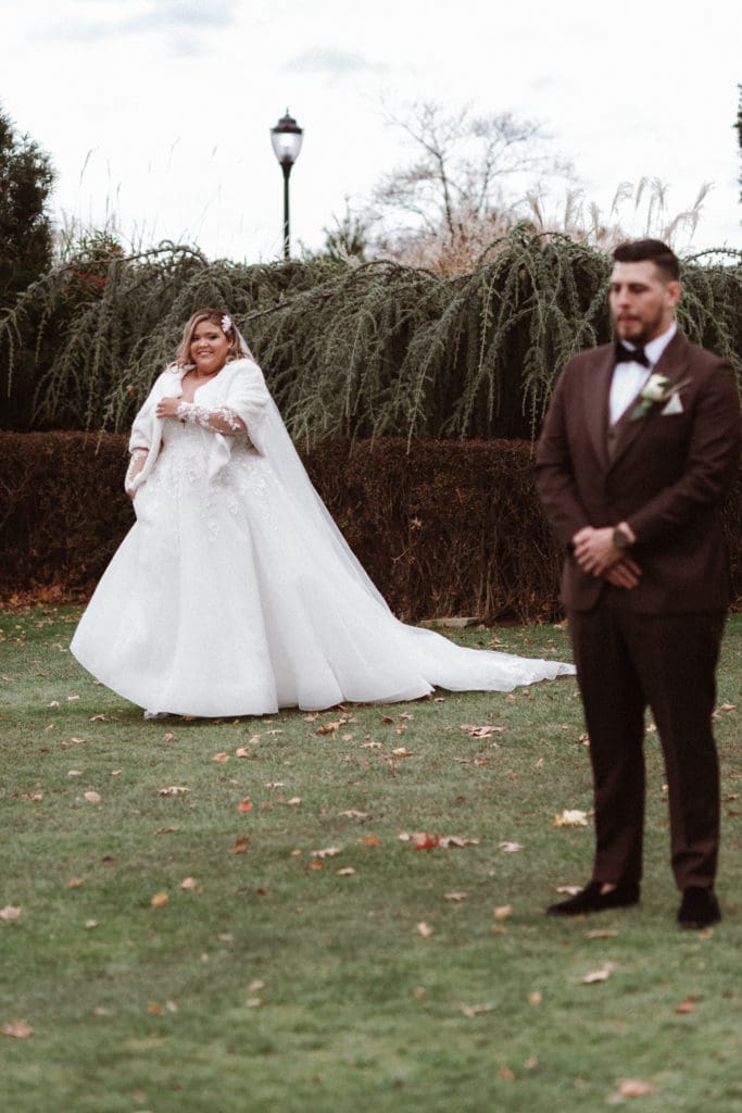 first-look-at-whitby-castle-new-york-fall-theme-wedding-photos-suess-moments