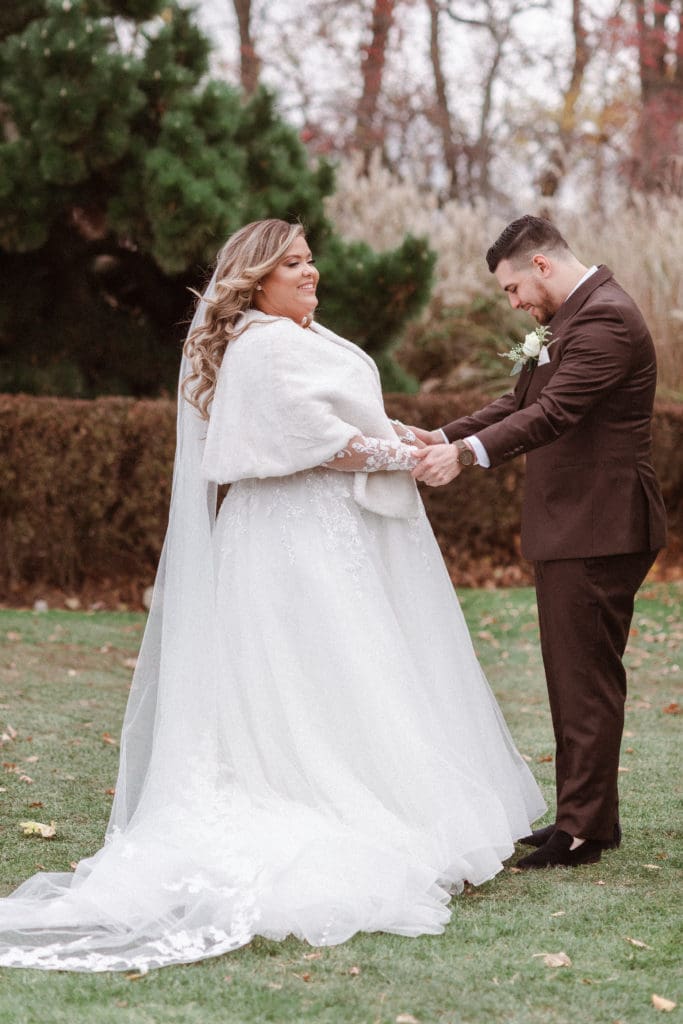 first-look-at-whitby-castle-new-york-fall-theme-wedding-photos-suess-moments