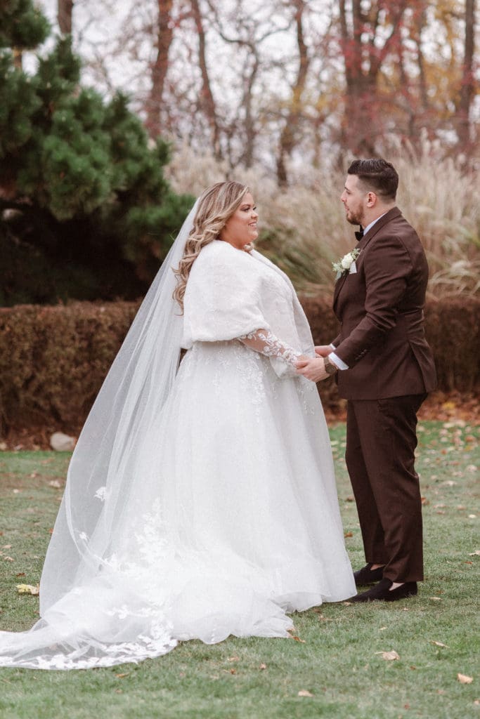 first-look-at-whitby-castle-new-york-fall-theme-wedding-photos-suess-moments