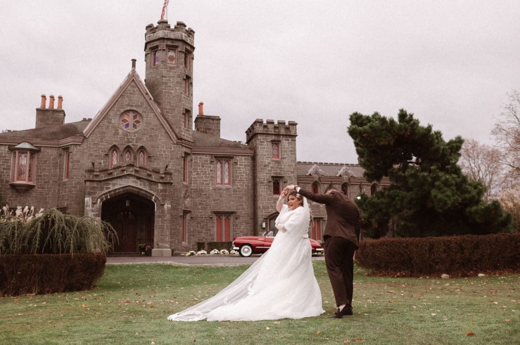 first-look-at-whitby-castle-new-york-fall-theme-wedding-photos-suess-moments