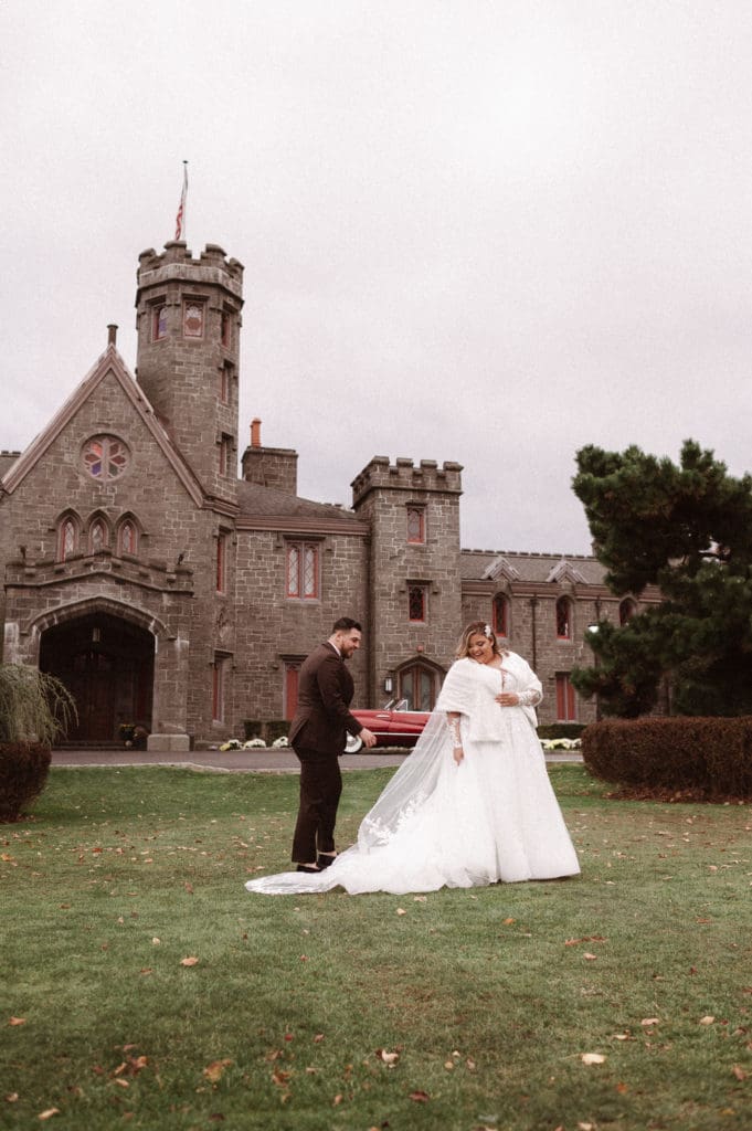 first-look-at-whitby-castle-new-york-fall-theme-wedding-photos-suess-moments