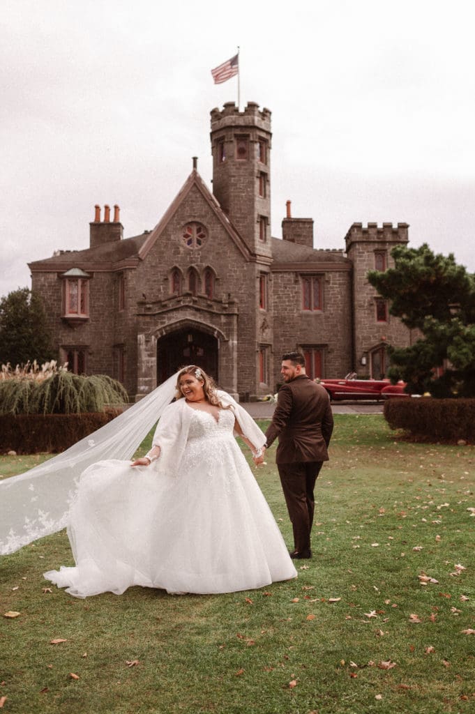 first-look-at-whitby-castle-new-york-fall-theme-wedding-photos-suess-moments