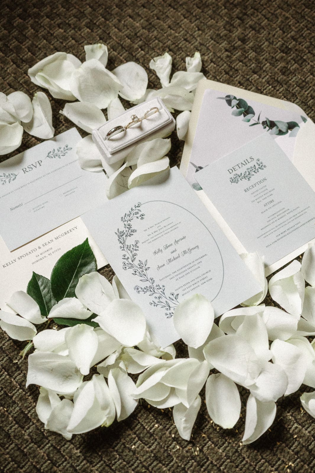 loose-flowers-for-wedding-day-detail-photos-by-suessmoments