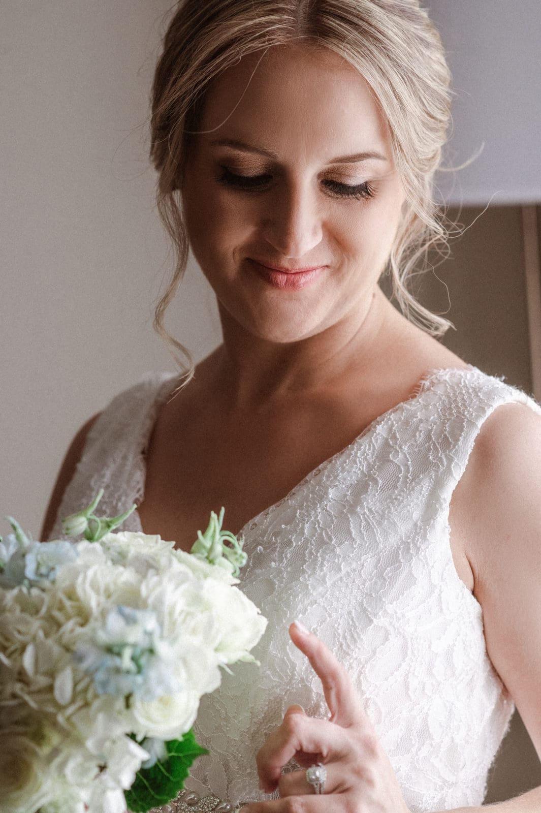 weddding-makeup-on-bride