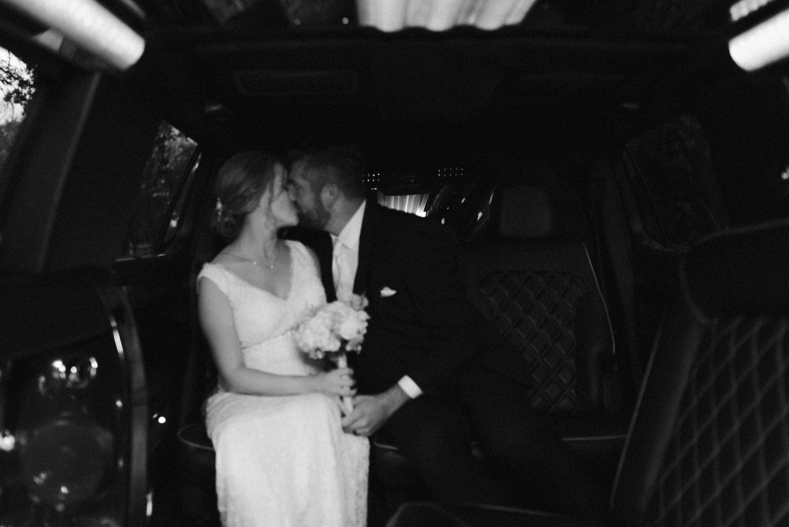 limo-ride-couple-kissing-black-and-white