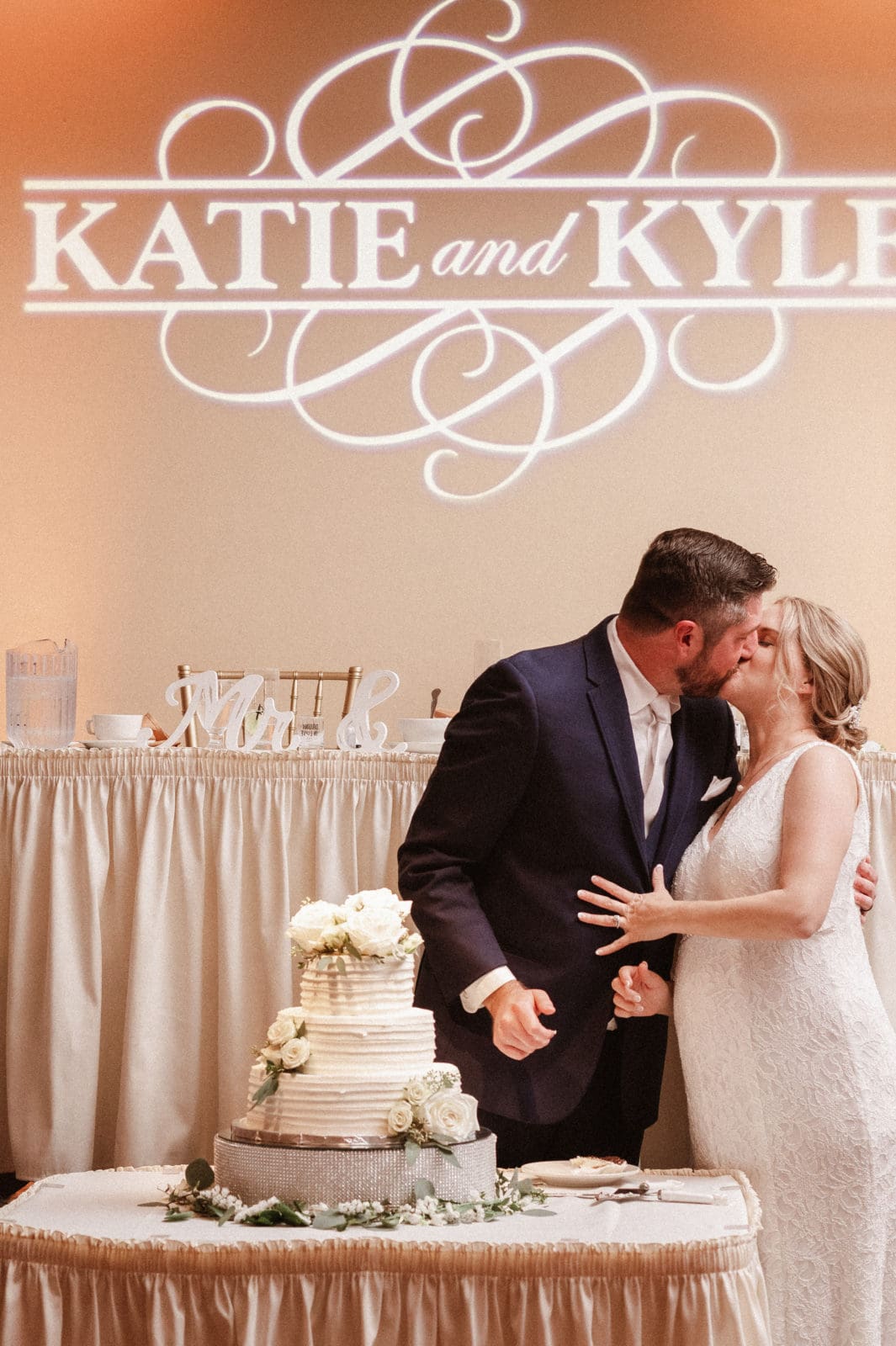 spartan-manor-wedding-photos-with-beautiful-pregnant-bride-by-suess-moments