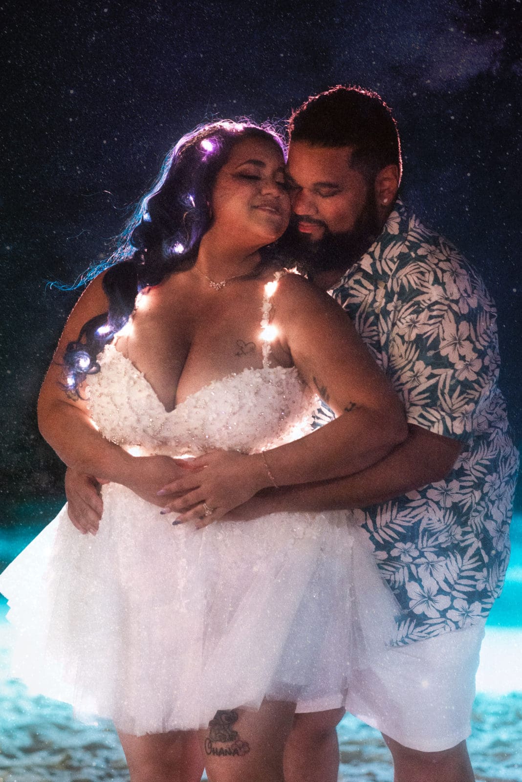 magical-fine-art-wedding-photo-at-night-wtih-fairylights-by-suess-moments-photography