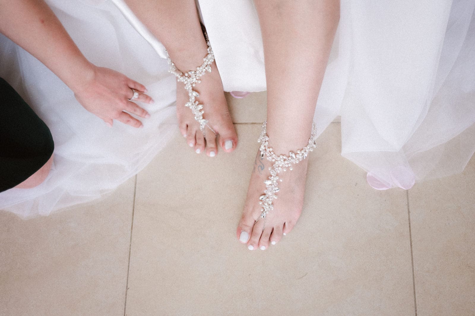 beach-shoes-for-bride-on-wedding-day-by-suess-moments-photography