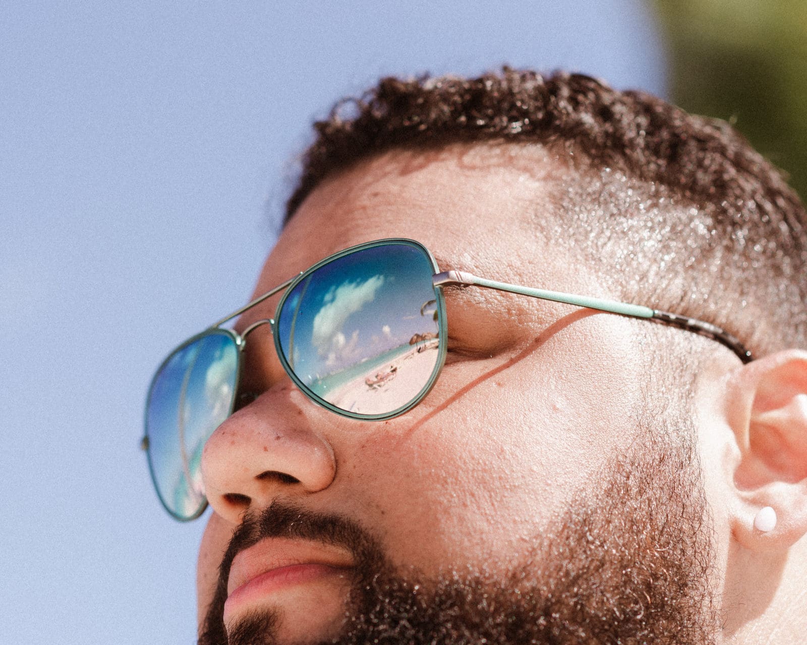 photo-of=groom-looking-at-ocean-sunglasses-y-suessmoments
