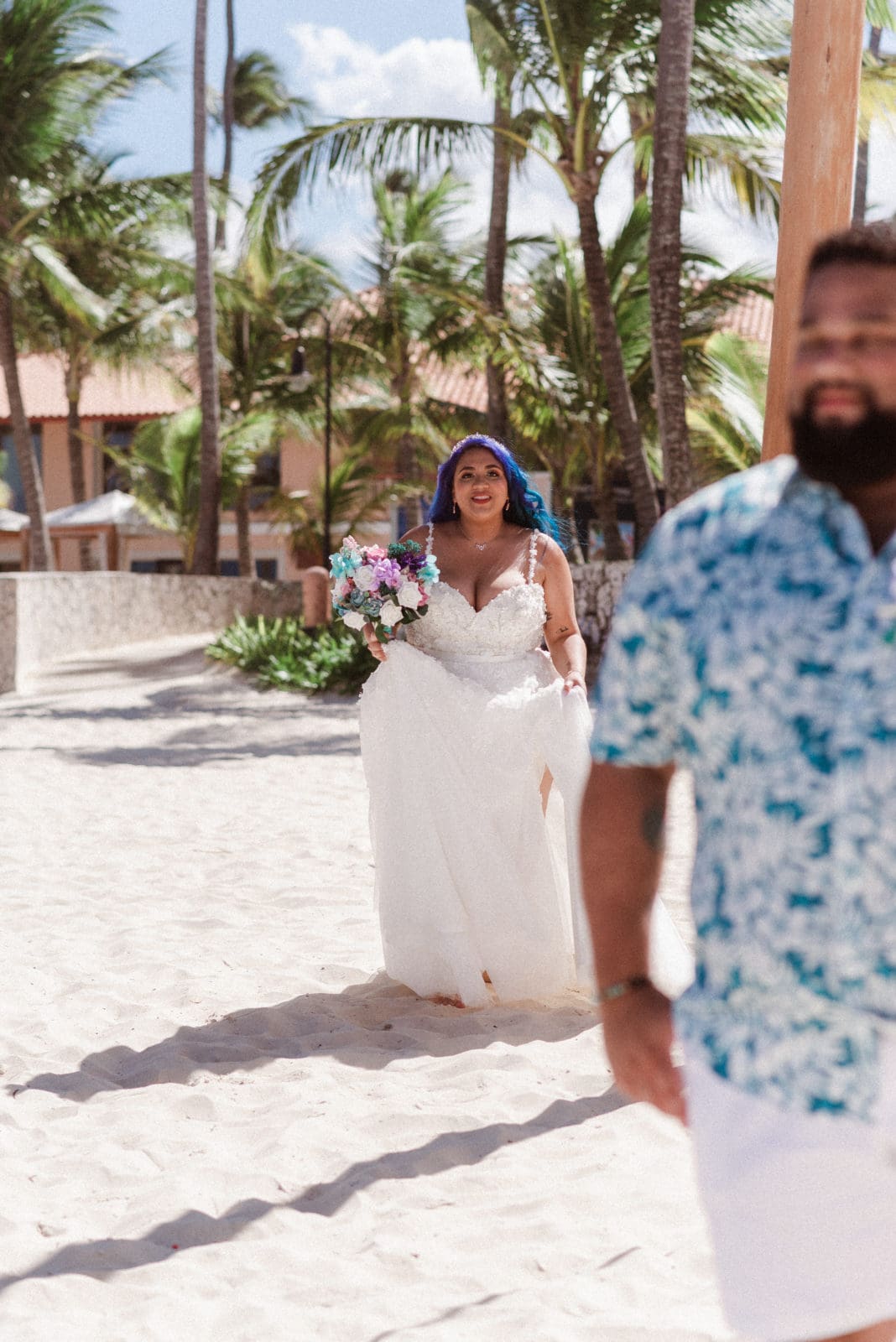 first-look-groom-and-bride-on-beach-photo-by-suess-moments